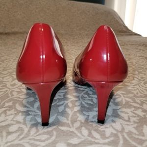 Super cute red low heels 👠